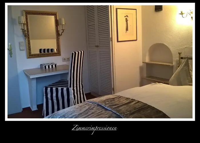 DAS KLEINE HOTEL IPHOFEN, klimatisierte Zimmer- 55 TV, TV mirroring, kleines Secret mit Garten&Terrassen, nahe aller VDP Weingüter, Hunde willkommen, fine dining, nahe KNAUF GIPS KG und KNAUF IT ConneKT